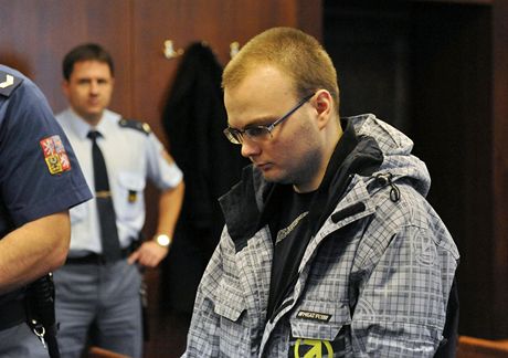 Vrchní soud v Olomouci zpísnil 7. února trest Lukái Kopeckému (druhý zprava) za brutální vradu devatenáctileté dívky v Hulín na Kromísku a poslal ho do vzení na 25 let.