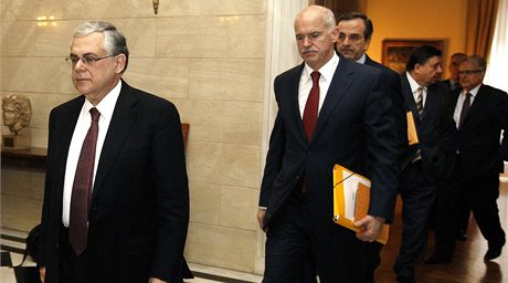 Premiér Lucas Papademos (vlevo) a pedsedové stran jednají v Aténách o osudu ecka.
