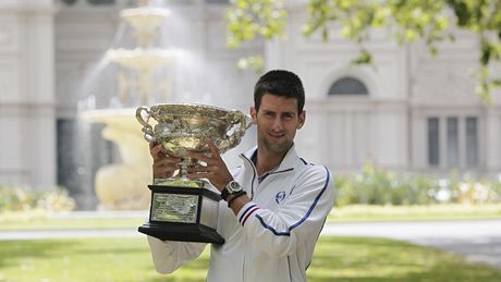 Srbský tenista Novak Djokovi s trofejí pro vítze Australian Open
