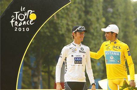 panlský cyklista Alberto Contador (vpravo) piel kvli dopingu také o pedloské vítzství na Tour de France