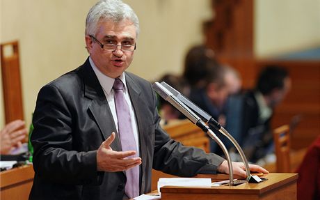 Pedseda Senátu Milan tch hovoí na schzi horní komory parlamentu.