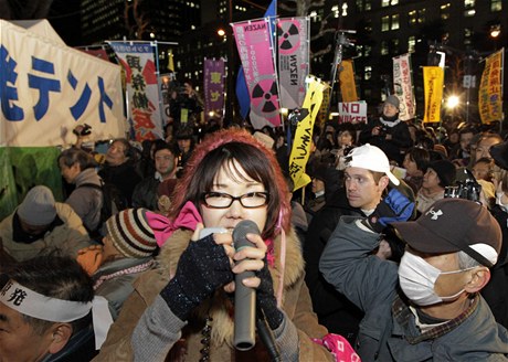 Japonské demonstranty pimla k protestm havárie jaderné elektrárny ve Fukuim. Tokio, 27. ledna 2012  