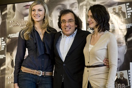 Nejnavštěvovanějším dokumentem roku 2011 byl film Mateje Mináče (uprostřed) Nickyho rodina