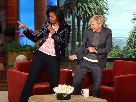 Prezidentský tanec. Americká první dáma Michelle Obamová vystoupila v show slavné moderátorky Ellen DeGeneresové. Spolen si zatancovaly a pak i zasoutily, kdo udlá víc klik. Zvítzila manelka Baracka Obamy.
