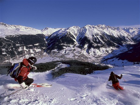 Davos na úpatí mohutných hor, to je hned pt rozsáhlých areál. Kadý z nich nabídne trochu jiné lyování: carvingové sjezdovky, romantické neupravované ski-route i ist freeridové sjezdy.