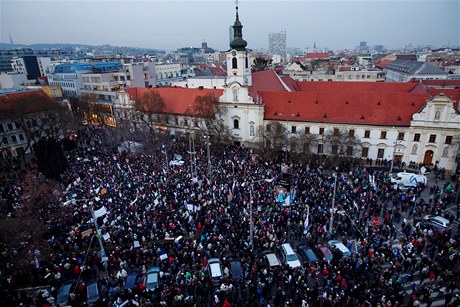 Na námstí v Bratislav se shromádil dav lidí, které rozílil spis Gorila.