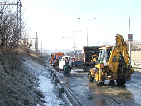 Silniái museli kvli havárii vodovodního potrubí uzavít Jiní spojku