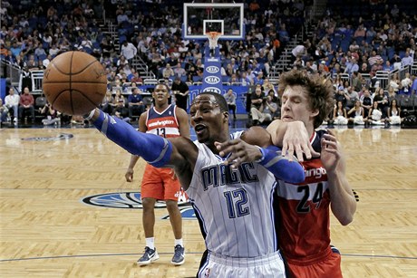 eský basketbalista jan Veselý (vpravo) z Washingtonu Wizards se marn snaí zastavit Dwighta Howarda z Orlanda  