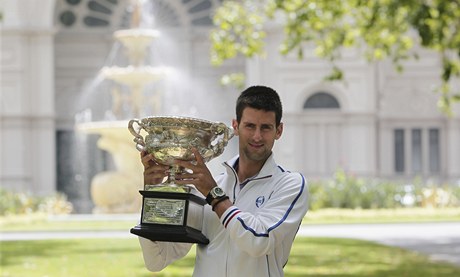 Srbský tenista Novak Djokovi s trofejí pro vítze Australian Open