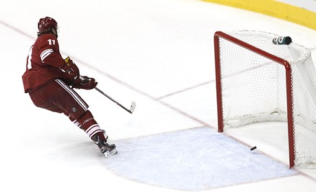 Útoník Phoenixu Coyotes Martin Hanzal v NHL skóruje