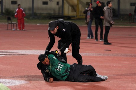 Policista pomáhá zrannému fanoukovi