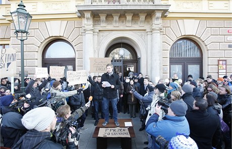 V dob krize kolem plzeských práv za kolu bojovali i její studenti.