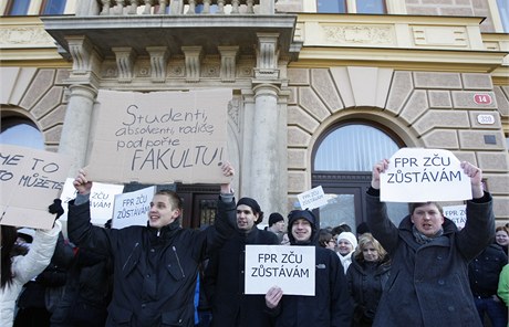 Studenti bojují za svoji fakultu.