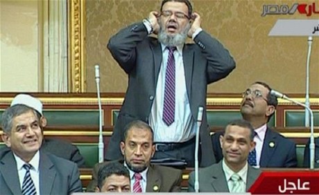 Egyptský poslanec bhem jednání svolával k modlitb 