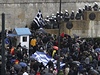 Policie zatlauje dav demonstrujících bhem 24hodinové generální stávky v ecku