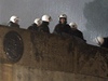 Policie u budovy eckého parlamentu bhem demonstrací v Aténách
