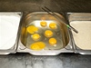 1  Do hlubích misek si pipravíme mouku, vejce a strouhanku. 