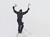 Mu na vrcholu rampouchu. Lezení na ledu je v alpských zemích stále populárnjí.
