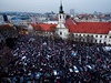 Na námstí v Bratislav se shromádil dav lidí, které rozílil spis Gorila.