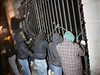 Skupinka protestujících vyvalila bránu Úadu vlády a vnikla do jeho areálu.