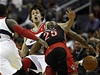 eský basketbalista Washingtonu Wizards Jan Veselý (uprosted) je v zápase NBA faulován Anthonym Carterem (vpravo) z Toronta Raptors