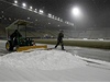 Vrásky sníh pidlal italským fotbalistm. Ped zápasem v Parm ho museli tuny odklidit z hit.