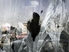 S nezvykle krutou zimou se potýkají i Bulhai, na obrázku je zamrzlá výloha v Sofii.