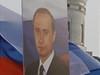 Aktivisté v centru Moskvy vyjadují plakáty podporu souasnému premiérovi Vladimiru Putinovi.