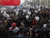 Lidé v centru Moskvy protestují za spravedlivé volby. 