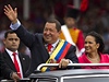 Prezident Hugo Chávez naden mává. 