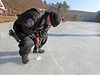 Stráníci Mstské policie v Brn mí na jednom z rybník v Mariánském údolí v Brn-Líni tlouku ledu.