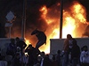 Fanouci po pedasném ukonení zápasu zapálili stadion v Káhie