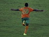 Emmanuel Mayuka ze Zambie se raduje z gólu