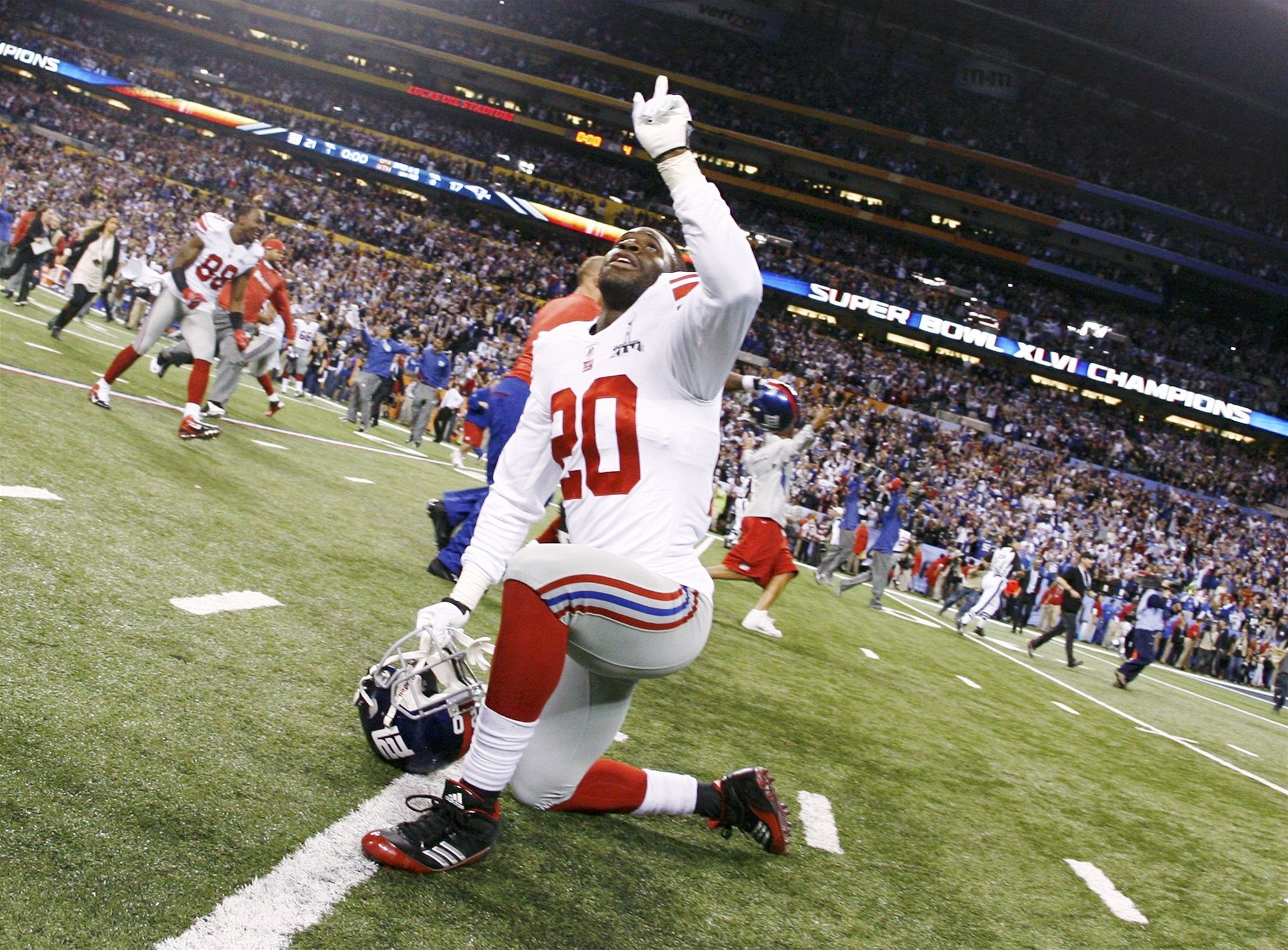 Zadák týmu New York Giants Prince Amukamara slaví triumf ve finále NFL amerického fotbalu Super Bowlu 