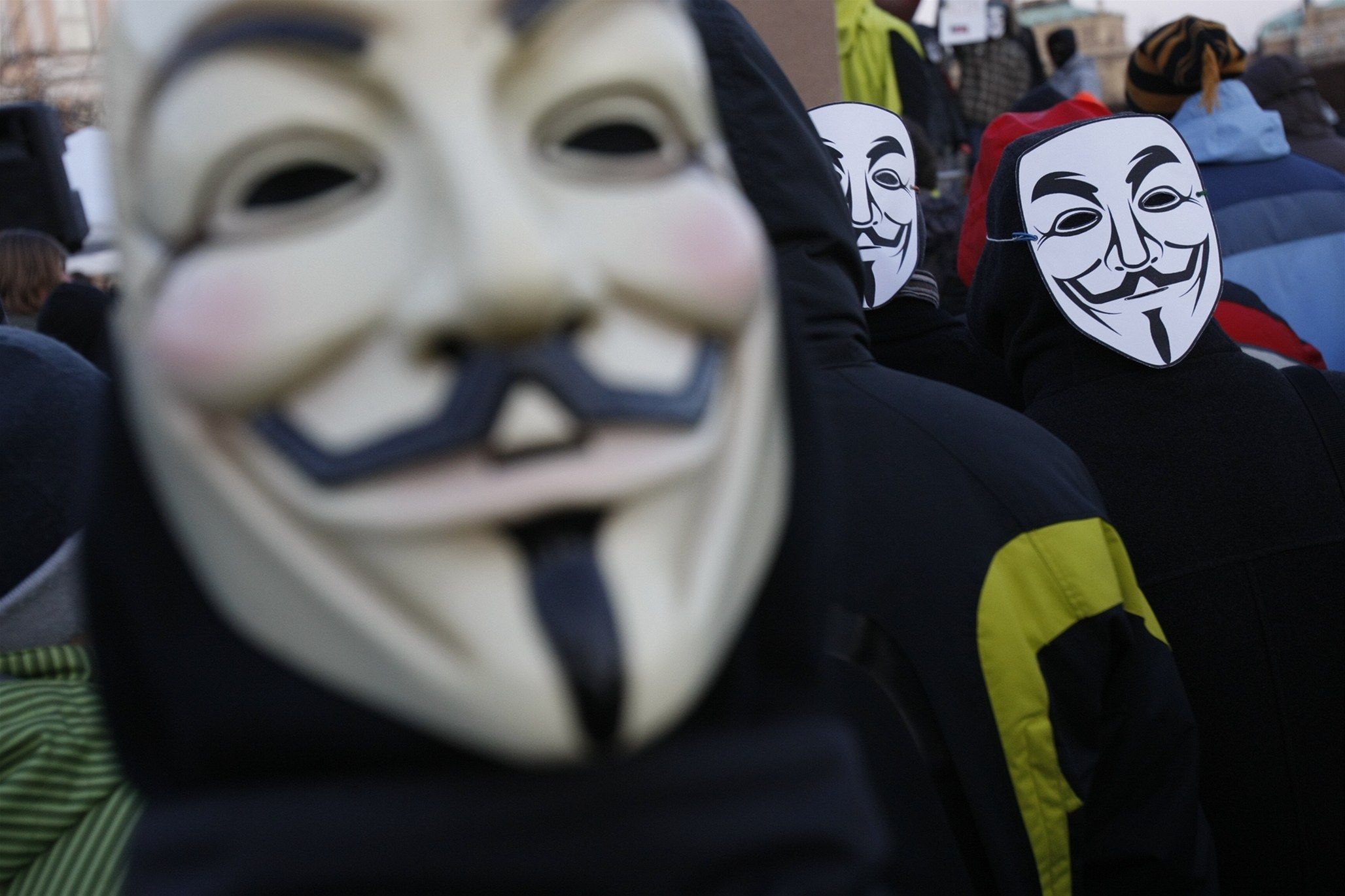 Demonstranti proti dohod� ACTA se z pra�ského Klárova vydali na Hrad.