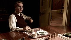 Smutný supermozek. George Smiley (Gary Oldman) nad šálkem čaje hloubá o identitě sovětského „krtka“. Tuší, že odhalení mu velkou radost nepřinese.  | na serveru Lidovky.cz | aktuální zprávy