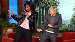 Prezidentský tanec. Americká první dáma Michelle Obamová vystoupila v show slavné moderátorky Ellen DeGeneresové. Spolen si zatancovaly a pak i zasoutily, kdo udlá víc klik. Zvítzila manelka Baracka Obamy.