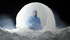 Ateliér Mjölk vyrobil na p�ehrad� v Liberci unikátní ledové iglú, jde o p�íst�e�ek pro brusla�e.