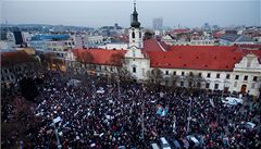 Na nám�stí v Bratislav� se shromá�dil dav lidí, které roz�ílil spis Gorila.