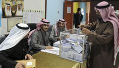 Opozice v ele s islamisty zvítzila ve tvrteních pedasných parlamentních volbách v Kuvajtu.