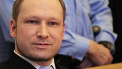 Breivik je obviněn z terorismu, hrozí mu 21 let