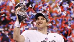 Hráči New Yorku Giants vyhráli počtvrté v historii klubu Super Bowl. Na snímku Eli Manning s trofejí.  | na serveru Lidovky.cz | aktuální zprávy