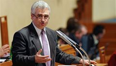 Předseda Senátu Milan Štěch hovoří na schůzi horní komory parlamentu.