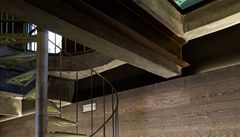 Surová konstrukce ladí s p�írodními materiály.