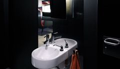 Toaleta s �ready-made� zav�eným zrcadlem.