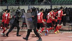 Fotbal se v Egypt promnil v krvav dn. Zemelo pes 70 lid