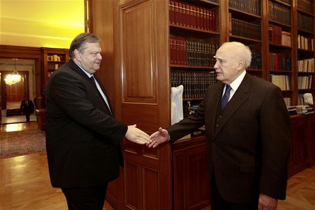 ecký prezident Karolos Papulias (vpravo) vítá eckého ministra financí Evangelose Venizelose ve své kancelái v Aténách 