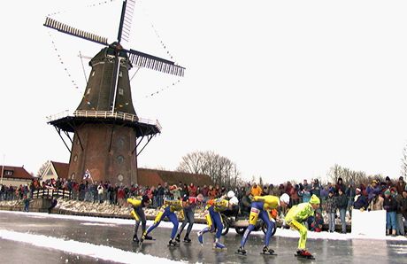 Bruslaský maratonský závod na kanálech kolem jedenácti mst s názvem Elfstedentocht se konal naposledy ped patnácti lety (archivní foto ze 4. ledna 1997). 