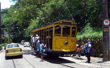 Tramvaje v Riu: nechcete-li platit jzdn, mete jen stt na stupnku.