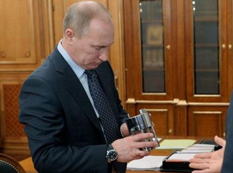 Vladimir Putin se dívá na údajnou vodu z jezera Vostok